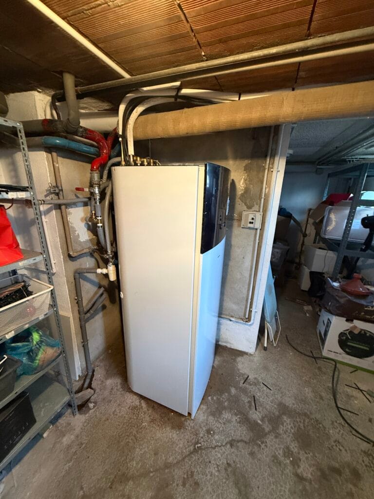 Chauffe-eau thermodynamique installé en sous-sol par Pact Confort en Bourgogne